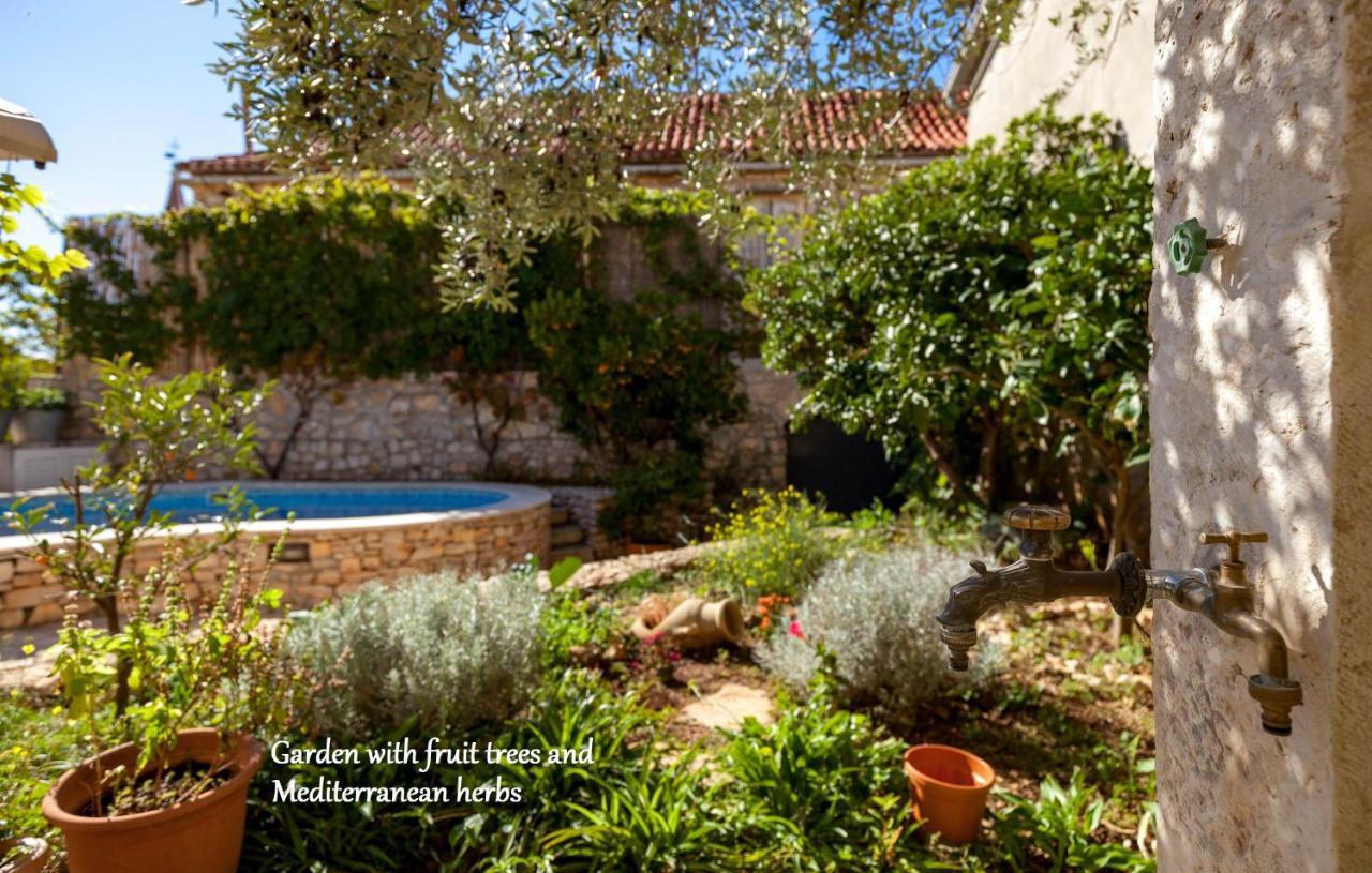 Villa Vicina Heritage Villa For 9,Milna - Close To Restaurants And Shops Dış mekan fotoğraf