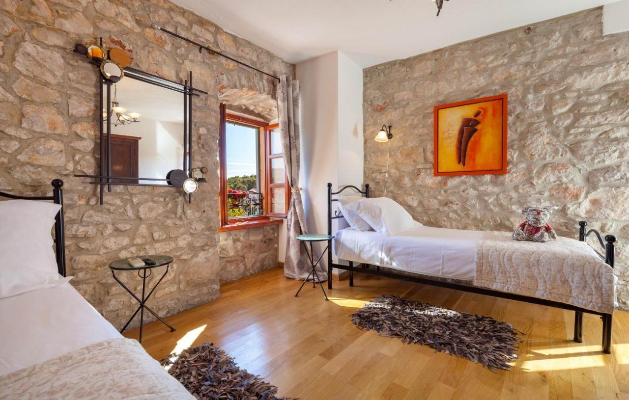 Villa Vicina Heritage Villa For 9,Milna - Close To Restaurants And Shops Dış mekan fotoğraf